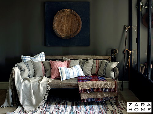 Vloerkleed bij donkere bank: tips bij het kopen van een vloerkleed ... Banken blauw woonkamer