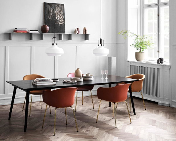 Winter woontrends 202 + 2021 – Woontrend Cozy Home – aardse interieur kleuren - &tradition design stoel Elefy JH28 copper brown  (Foto Flinders.nl  op DroomHome.nl)