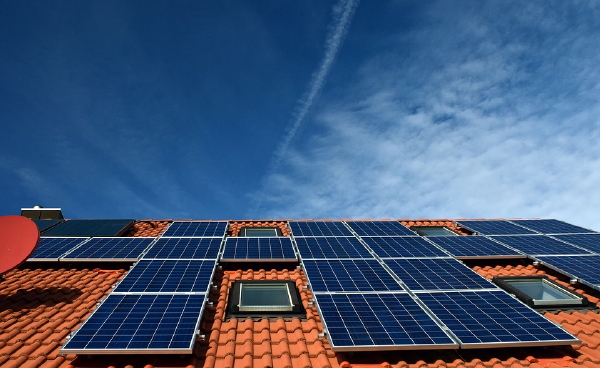 Duurzame woning tips voor isoleren, zonnepanelen en energie besparen en vergelijken. (Foto Pixabay.com, Ulleo  op DroomHome.nl)