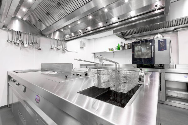 Restaurant Kaat Mossel kookt lekker en duurzaam in nieuwe gasvrije keuken met friteuses en au bain marie bakken (Foto Vincent van Dordrecht  op DroomHome.nl)
