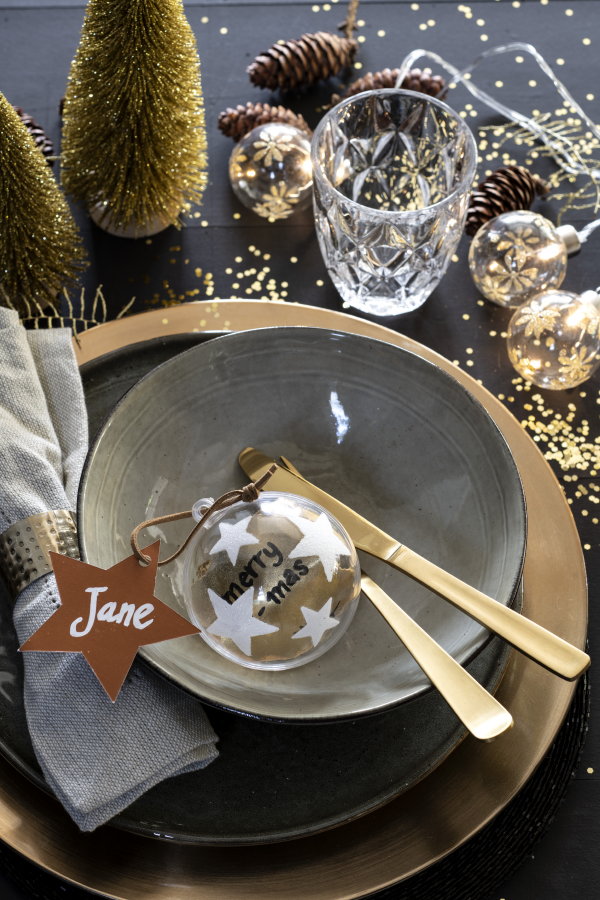 Kersttrend 2019 Golden Glow – Kersttafel inspiratie met kerstdecoratie ideeën in warme kerstkleuren (Foto Louis Lemaire, Intratuin  op DroomHome.nl)