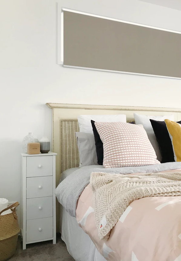 10 Rolgordijnen voordelen – Taupe rolgordijn verduisterend in de slaapkamer (Foto Polly Alexandra, Unsplash.com  op DroomHome.nl)