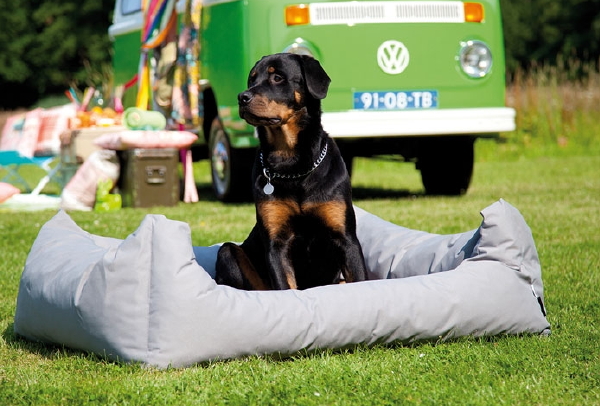 Leuke tuintips voor de hond – WoefWoef_Outdoor hondenmanden en hondenkussens voor buiten. (Foto WoefWoef, Hondenkussenwebshop.nl  op DroomHome.nl)