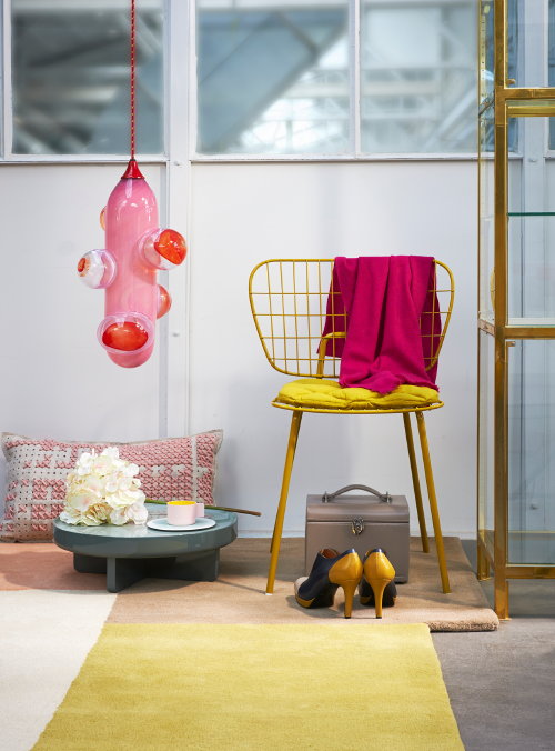 Winter Woontrend Night & Day! Trendy Licht Interieur – Eibert Draisma Lamp, WM Designstudio Draadstoel & Charlotte Lancelot Kussen en Scapa Sjaal. MEER Interieur… (Foto Perscentrum Wonen  Op DroomHome.nl)