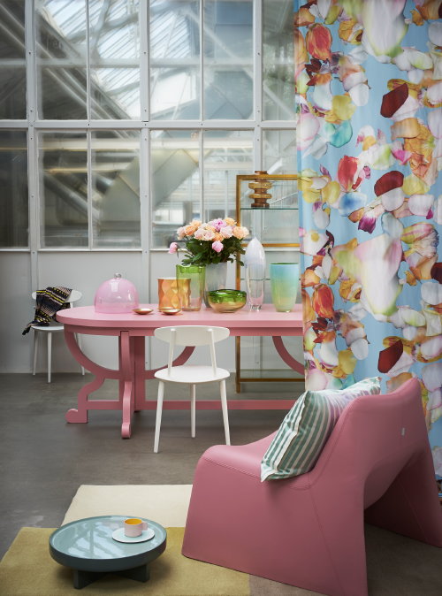 Winter Woontrend Night & Day! Trendy Licht Interieur – Paper Table Studio Job voor Moooi, Hay Stoelen, Fauteuil Scholten & Baijings & Messing Piet Hein Eek Vitrinekast. MEER Kleur & Interieur… (Foto Perscentrum Wonen  Op DroomHome.nl)