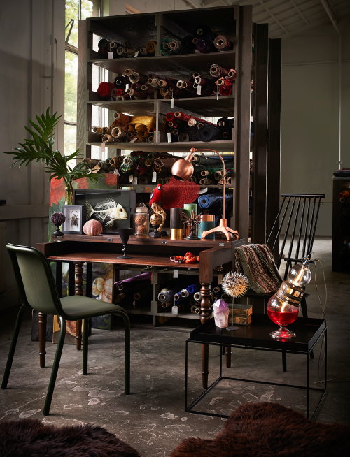 Winter Woontrend Night & Day! Trendy Donker Interieur – Marcel Wanders Secretaire voor Moooi, Hay Sidetable & Bertjan Pot Stoel. MEER Interieur… (Foto Perscentrum Wonen  Op DroomHome.nl)