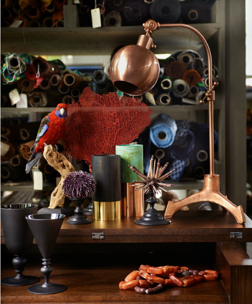 Winter Woontrend Night & Day! Trendy Donker Interieur – Kleine Stillevens van Woonaccessoires met Pols Potten Bureaulamp. MEER Interieur & Decoratie… (Foto Perscentrum Wonen  Op DroomHome.nl)