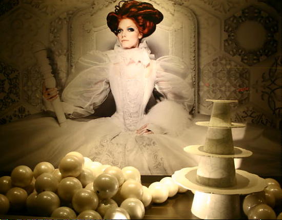 Ontwerper Marcel Wanders Kerst Luxury Collectie voor de Bijenkorf, Witte Kerstdecoratie White Queen FOTO OVERZICHT...DroomHome.nl