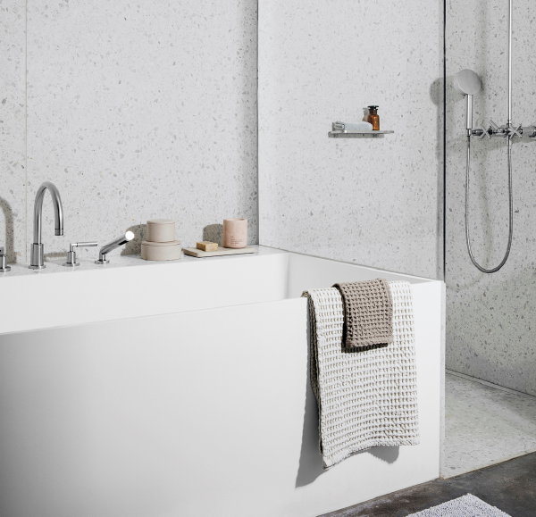 Scandinavische badkameraccessoires van Blomus – Fraga Colora Caro Omeo opbergbox, beker (Foto Blomus  op DroomHome.nl)