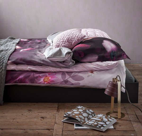 Luxe Vandyck beddengoed winter 2017-2018 collectie – Vandyck dekbedovertrek Bubbling Feathers Aubergine. (Foto Vandyck  op DroomHome.nl)