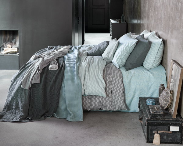 Luxe Vandyck beddengoed winter 2017-2018 collectie – Vandyck dekbedovertrek Home Grey Green. (Foto Vandyck  op DroomHome.nl)