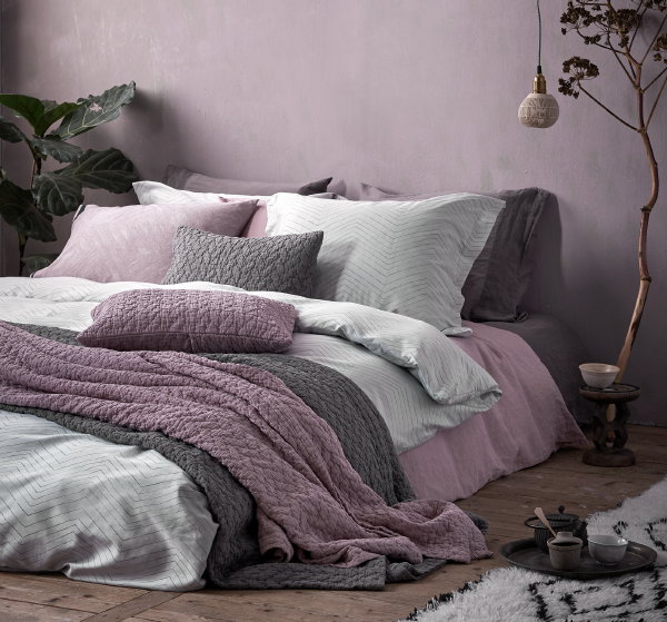 Luxe Vandyck beddengoed winter 2017-2018 collectie – Vandyck dekbedovertrek Pure 4 Steel Grey Sepia Pink. (Foto Vandyck  op DroomHome.nl)