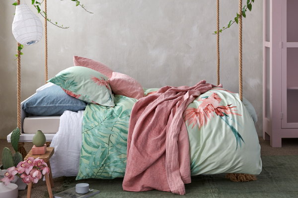 VanDyck Beddengoed Lente & Zomer Collectie 2018 - Dekbedovertrek Parrot Multi, Pure White, Purity China blue en Pure Faded pink. - MEER Beddengoed inspiratie.... (Foto VanDyck  op DroomHome.nl)