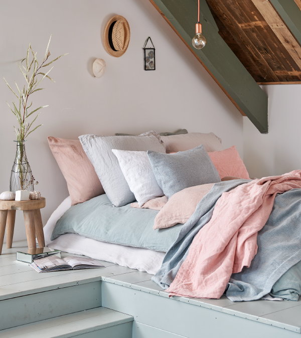 VanDyck Beddengoed Lente & Zomer Collectie 2018 - Dekbedovertrek Purity 79 in Celadon Green, Sepia Pink en White, Pure 12 in Cool Grey, Pure 11 in Faded Pink en in Faded Denim. (Foto VanDyck  op DroomHome.nl)