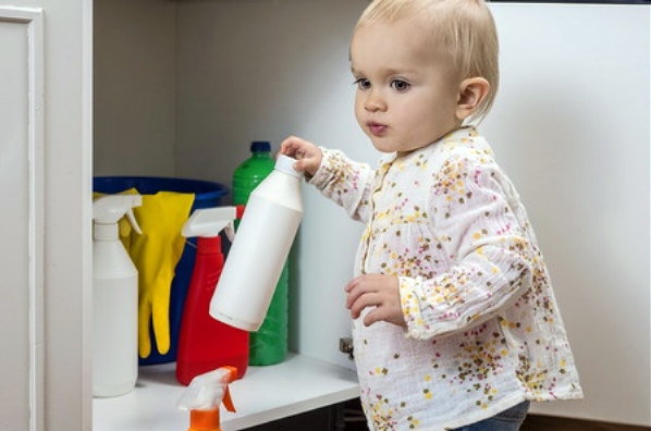 Let op Gevaarlijke Stoffen in Huis - Huishoudelijke Chemicaliën, Schoonmaakmiddelen uit de Buurt van Kinderen Houden. (Foto 123rf.com  op DroomHome.nl)