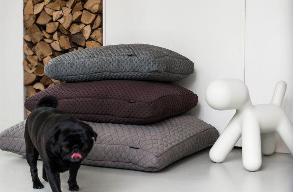 Stijlvolle HOTDOG DESIGNS hondenkussens in verschillende kleuren en maten. (Foto HOTDOG DESIGNS  op DroomHome.nl)