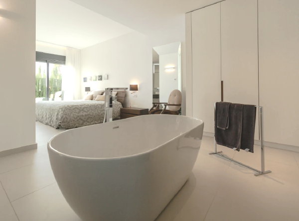 Hotelgevoel in huis van hotel look badkamer en slaapkamer tot buitenspa (Foto: Ralph Kayden, Unsplash  op DroomHome.nl)
