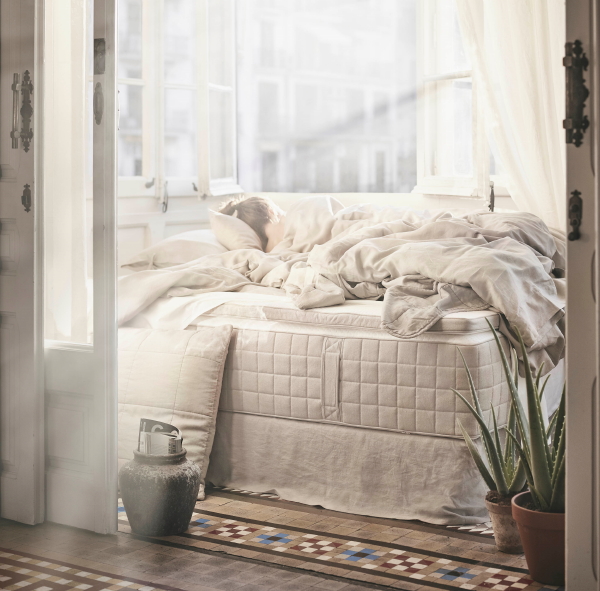 Nieuwe voorjaarsitems 2018 van IKEA – Hidrasund matrassen, Tistedal dekmatras, Bjorksnas bed, nachtkastje en ladenlast.  (Foto Ikea  op DroomHome.nl)