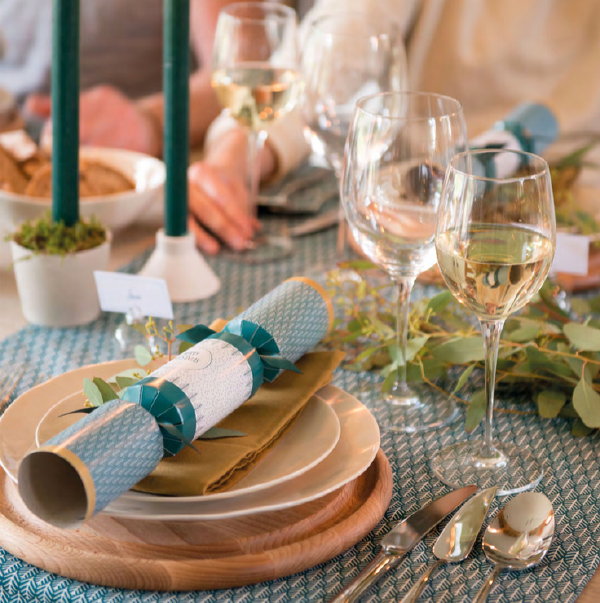 Kerst 2017 – Dille & Kamille kersttafel dekken met servies, tafeldecoratie, kandelaars en waxinelichthouders, menukaarthouders en christmas crackers in groen en naturel kleuren. (Foto Dille & Kamille  op DroomHome.nl)