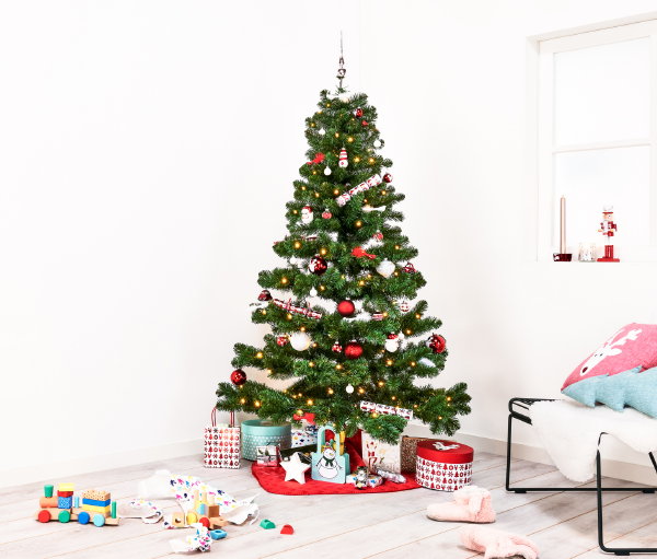 Kerst 2017 – HEMA kerstdecoratie in de kerstboom, kandelaars, kaarsen, vazen kerstcadeaus verpakt in wit en rood kleur. (Foto HEMA  op DroomHome.nl)