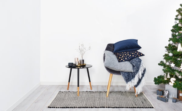 Kerst 2017 – HEMA kerstdecoratie in de kerstboom, kandelaars, kaarsen, vazen met kussens en plaids in wit, blauw en naturel kleuren. (Foto HEMA  op DroomHome.nl)