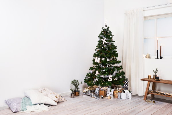 Kerst 2017 – HEMA kerstdecoratie in de kerstboom, kandelaars, kaarsen, vazen kerstcadeaus verpakt in wit en naturel kleuren. (Foto HEMA  op DroomHome.nl)