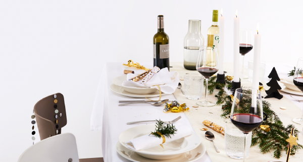 Kerst 2017 – HEMA gedekte kersttafel met servies, glazen, tafelkleden en servetten en tafeldecoratie in wit, goud en zwart kleur. (Foto HEMA  op DroomHome.nl)