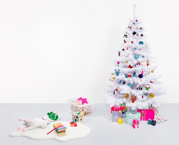 Kerst 2017 – HEMA kleurrijke kerstdecoratie in de witte kerstboom, kandelaars, kaarsen, vazen kerstcadeaus verpakt in hard roze, blauw, geel kleur. (Foto HEMA  op DroomHome.nl)