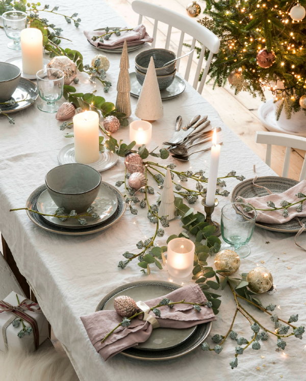 Kerst 2017 – Nieuwe Intratuin romantische kersttrend Een Dagje Parijs met een mooie gedekte kersttafel: servies, servetten, bestek, tafeldecoratie en kaarsen van de Intratuin kerstafdeling in pastel roze, koper en brons kleuren. (Foto Intratuin  op DroomHome.nl)