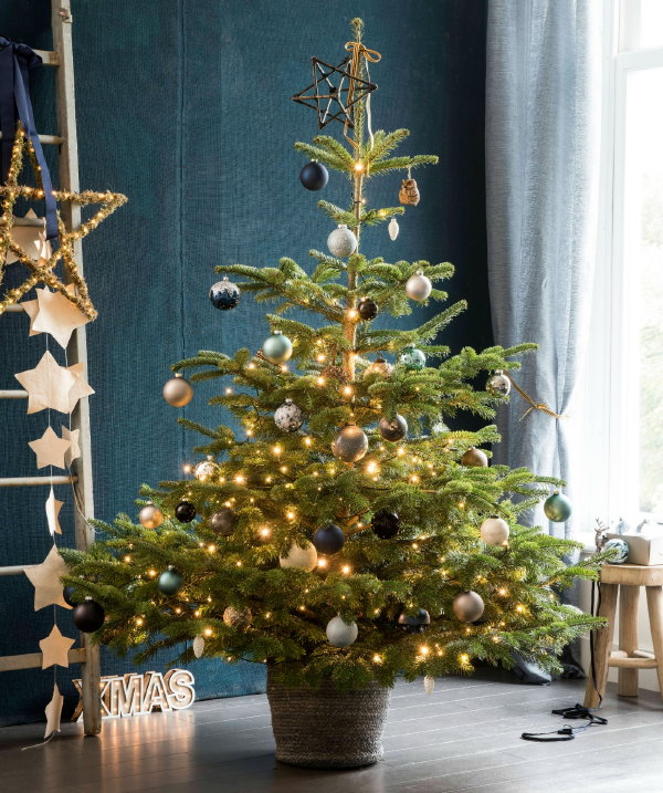 Kerst 2017 – Nieuwe Intratuin stoere kersttrend Op Reis Naar Het Heelal met mooie kerstdecoratie, kerstballen en accessoires voor in de kerstboom van de Intratuin kerstafdeling in blauw, zilver, zwart, turkoois kleuren. (Foto Intratuin  op DroomHome.nl)
