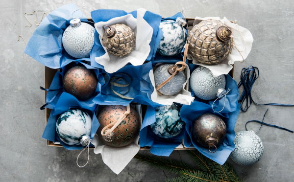 Kerst 2017 – Nieuwe Intratuin stoere kersttrend Op Reis Naar Het Heelal met mooie kerstdecoratie, kerstballen en accessoires voor in de kerstboom van de Intratuin kerstafdeling in blauw, zilver, zwart, turkoois kleuren. (Foto Intratuin  op DroomHome.nl)