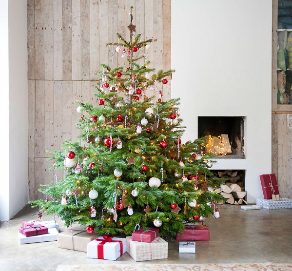 Kerst 2017 – Nieuwe Intratuin traditionele kersttrend In De Snoepwinkel met mooie kerstdecoratie, kerstballen en accessoires voor in de kerstboom van de Intratuin kerstafdeling in wit, rood, spargroen en goud kleuren. (Foto Intratuin  op DroomHome.nl)