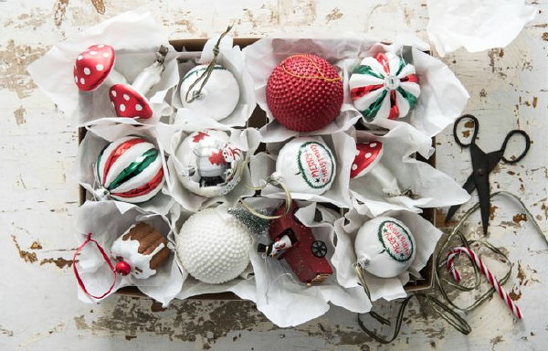 Kerst 2017 – Nieuwe Intratuin traditionele kersttrend In De Snoepwinkel met mooie kerstdecoratie, kerstballen en accessoires voor in de kerstboom van de Intratuin kerstafdeling in wit, rood, spargroen en goud kleuren. (Foto Intratuin  op DroomHome.nl)