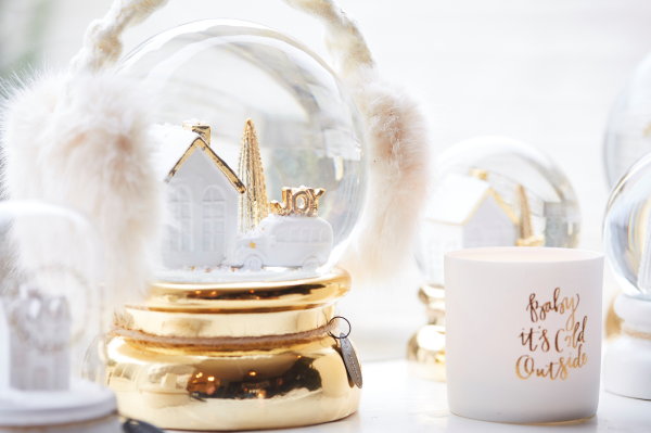 Riverdale kerst collectie 2017 – Riverdale sneeuwbollen en kerstballen in wit met goud als bijzondere kerstdecoratie en kerstmokken. (Foto Riverdale  op DroomHome.nl)