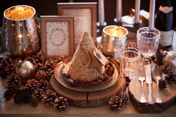 Riverdale kerst collectie 2017 – Gedekte Riverdale tafel in een landelijke woonstijl met natuurlijke materialen. (Foto Riverdale  op DroomHome.nl)