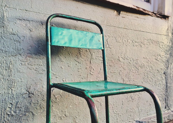 Creëer extra zitplekken in de woonkamer tips: poefen, klapstoelen, industriele stoelen van metaal, kussens en een zitting in de vensterbank (Foto Pixabay.com  op DroomHome.nl) 