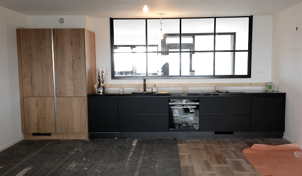 Plaatsing van de nieuwe keuken – Blog 5: Bezorging en montage van de nieuwe I-KOOK keuken. (Foto door DroomHome.nl)
