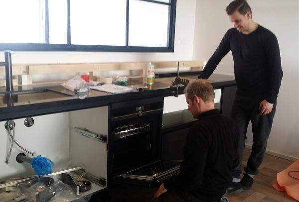 Plaatsing van de nieuwe keuken – Blog 5: Plaatsing bakoven met magnetron. (Foto door DroomHome.nl)