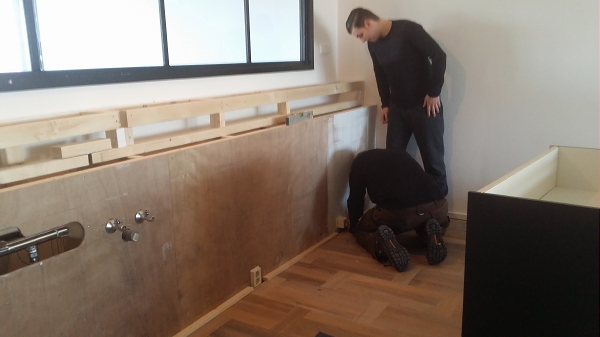 Plaatsing van de nieuwe keuken – Blog 5: Boven houten parketvloer lat plaatsen. (Foto door DroomHome.nl)