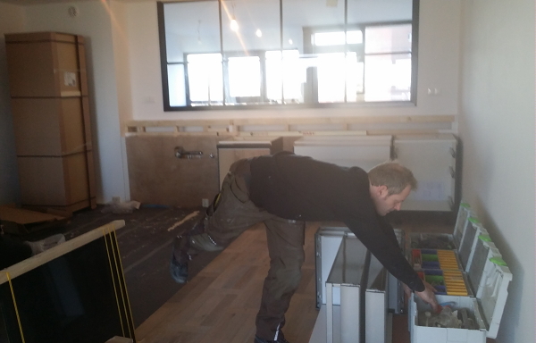Plaatsing van de nieuwe keuken – Blog 5: Keukenmonteur René met zijn gereedschapskisten. (Foto door DroomHome.nl)