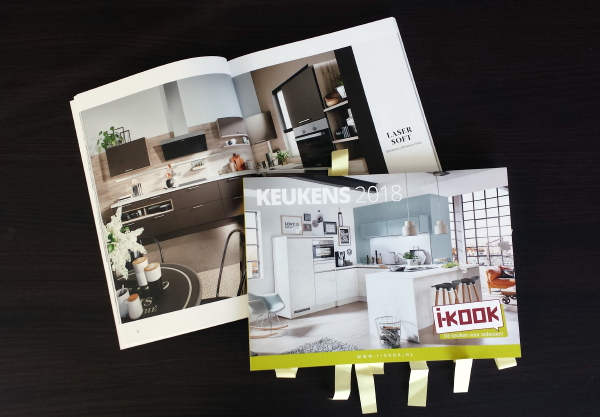 Nieuwe keuken project – blog 3: I-KOOK keukenboeken ter inspiratie en vol met onze gele memo briefjes. (Foto I-KOOK keukenboeken op DroomHome.nl) 