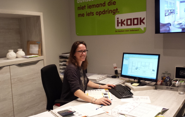 Nieuwe keuken project – blog 4: Onze keukencoach Jessica Renders bij I-KOOK Capelle a/d IJssel is het keukenontwerp aan het maken. (Foto door DroomHome.nl)