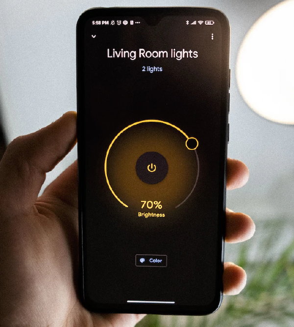 Smart verlichting bedienen met een app (Foto: Moritz Kindler, Unsplash  op DroomHome.nl)