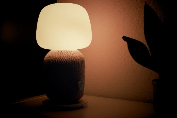 Lamp bedienen met een app (Foto: Moritz Kindler, Unsplash  op DroomHome.nl)