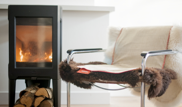 Verwarmde overlay, soort deken voor op stoel, fauteuil en bank, design Stoov. (Foto Stoov  op DroomHome.nl)