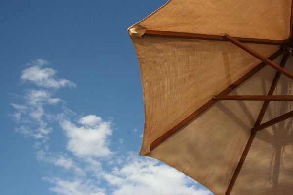 Tuinaccessoires – Parasol als eyecather in je tuin. (Foto Annaseabourne, Pixabay.com  op DroomHome.nl)