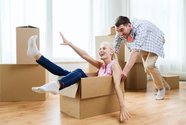 6 Redenen waarom verhuizen wel leuk is met o.a. een verhuizen checklist en verhuisbedrijf inschakelen (Foto 123rf.com  op DroomHome.nl)