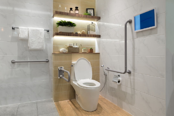 Woning aanpassen vergoedingen – aangepaste badkamer. (Foto 123rf.com  op DroomHome.nl)