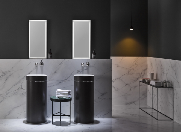 Alape design badkamerspiegel Atmosphere met geïntegreerde led verlichting, bicolor wastafelmeubel. (Foto Alape  op DroomHome.nl)