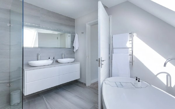 Badkamer groter laten lijken, tips! – Witte badkamer met vrijstaand bad (Foto Jeanvdmeulen, Pixabay.com  op DroomHome.nl)